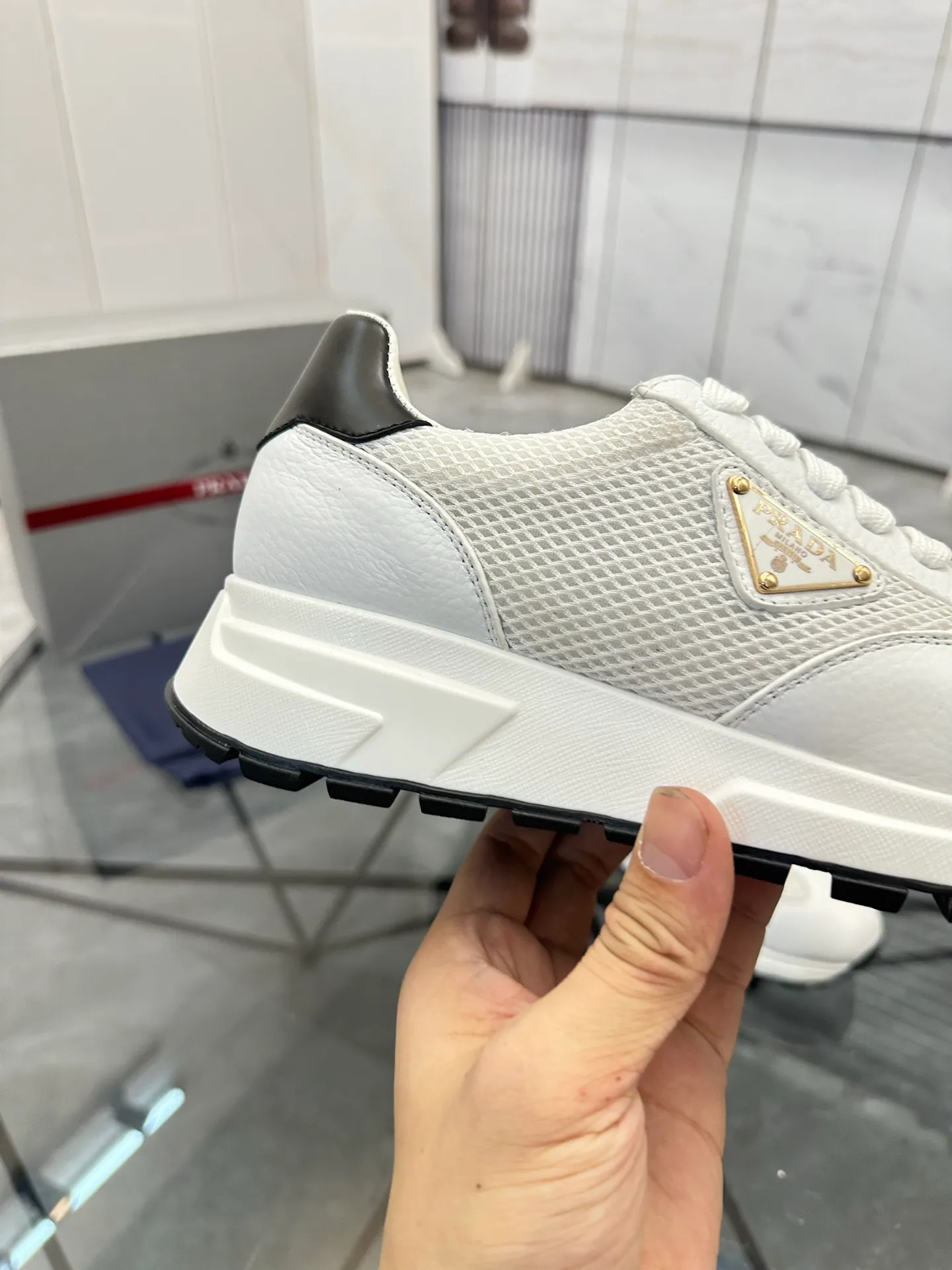 Men's shoes: 💰P600¥ High-end top quality Product trademark: Prada *"Prada*" low-top casual shoes Regular size: 38-45 (can be customized to 46) Product materials: imported first-layer cowhide stitching original material on the upper, water-dyed cowhide lining, cowhide foot pads, original outsole. No.: 001